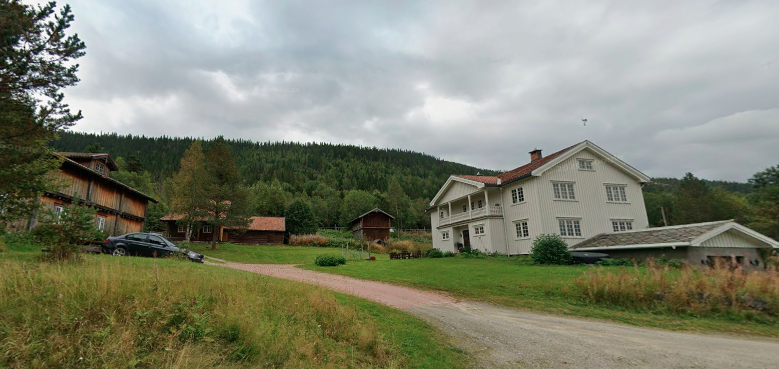 Tunet på Olsberg med hovedhuset, stabburet og låven
